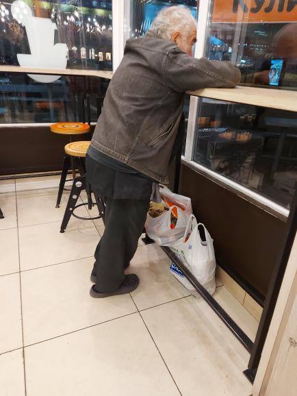 У Харкові бездомний дідусь став зіркою соцмереж, записавши зворушливе відео